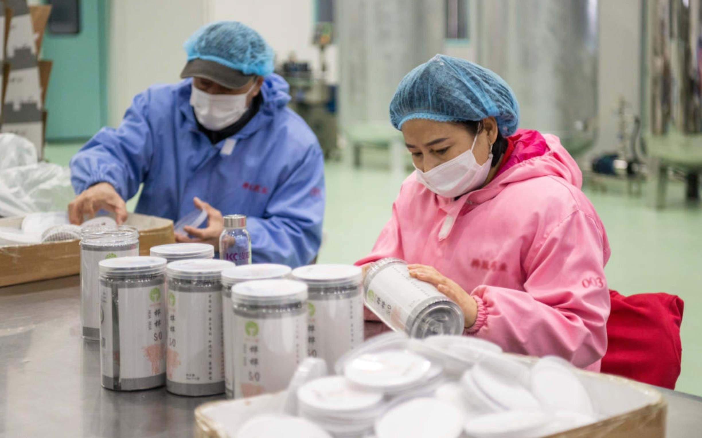 △2024年3月12日，黑龍江伊春一家公司內(nèi)，工作人員在包裝樺樹汁相關(guān)產(chǎn)品。