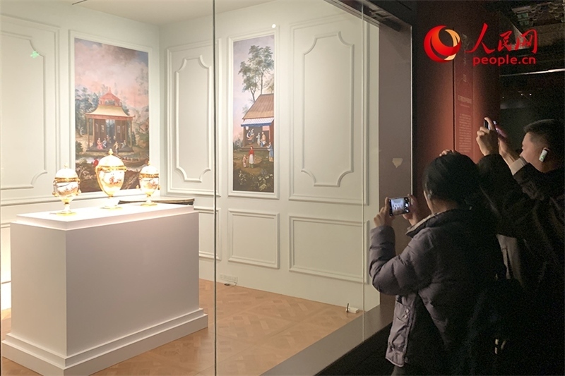 游客正在參觀展覽。人民網(wǎng)記者 韋衍行攝
