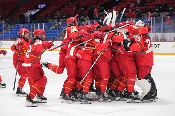 中國隊?wèi)c祝比賽勝利。圖片來源：國際冰聯(lián)