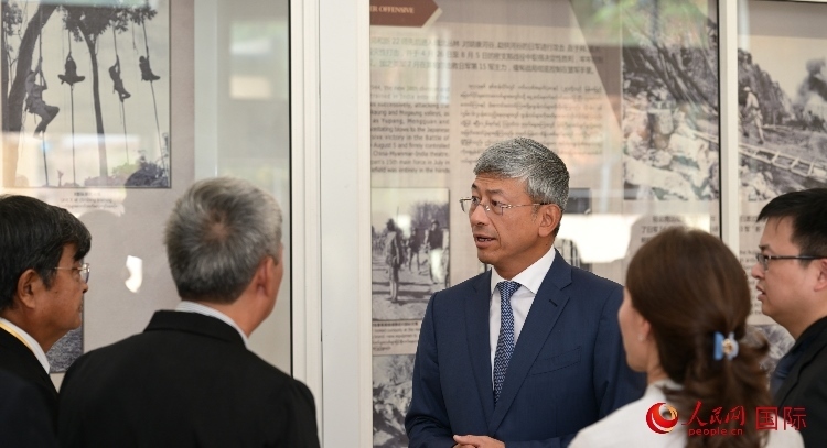 陳海大使了解中國遠(yuǎn)征軍紀(jì)念館情況。人民網(wǎng)記者 謝佳君攝