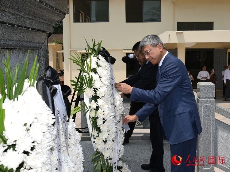 陳海大使向中國遠(yuǎn)征軍紀(jì)念碑敬獻(xiàn)花籃。人民網(wǎng)記者 謝佳君攝