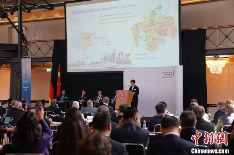 當(dāng)?shù)貢r間4月5日，由中國商務(wù)部主辦的“投資中國”德國專場推介活動在斯圖加特市舉行。中新社記者 馬秀秀 攝