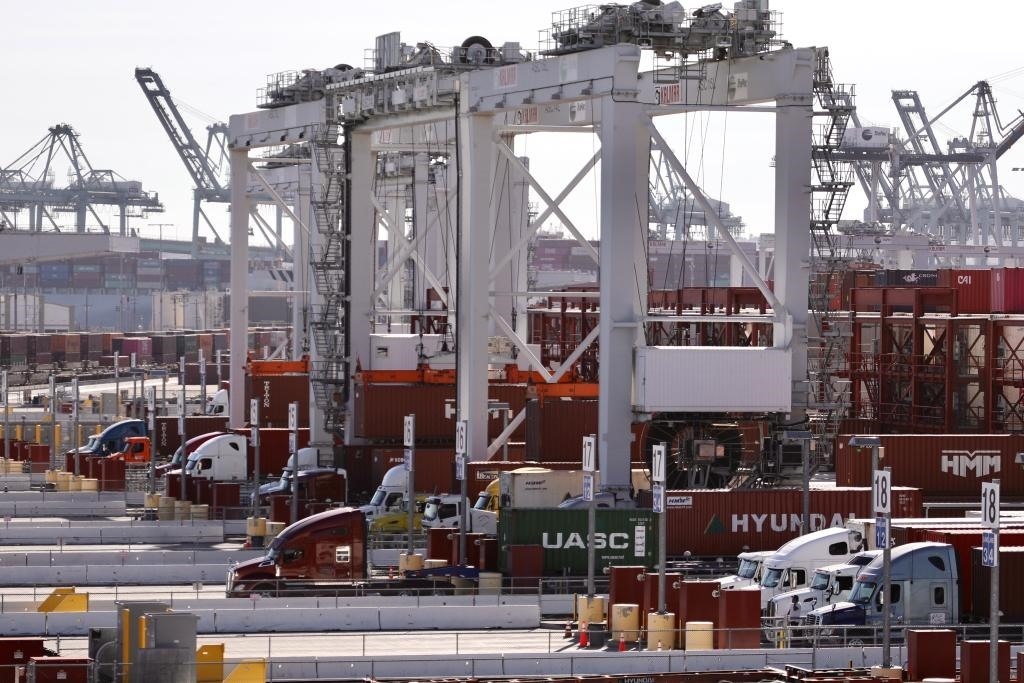 2021年10月29日拍攝的美國(guó)加利福尼亞州洛杉磯港景象。新華社發(fā)