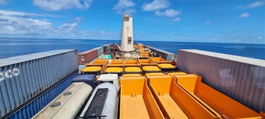 中蘇海運(yùn)直航貨輪在海上行駛。中國(guó)駐蘇里南大使館供圖