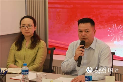 巴西和統(tǒng)會會長張小春（右）在座談會上致辭。人民網(wǎng)記者 陳海琪攝