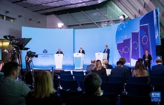 4月11日，歐洲中央銀行行長拉加德（中）在德國法蘭克福歐洲中央銀行總部出席新聞發(fā)布會。新華社記者 張帆 攝