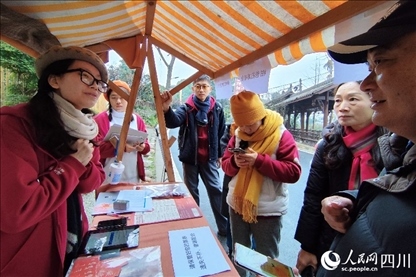 1月6日，“2024成都蒲江柑甜采摘節(jié)”上，記者見(jiàn)到了小萌（左一）和許多年輕人忙著做訪客接待、現(xiàn)場(chǎng)布置、票務(wù)核對(duì)、采摘服務(wù)等工作。人民網(wǎng)記者朱虹攝