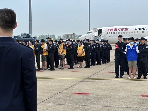 中國籍涉賭詐違法犯罪嫌疑人從柬埔寨被押解回國。人民網(wǎng)記者 郝萍攝