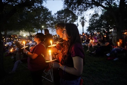 2023年5月24日，在美國得克薩斯州小城尤瓦爾迪，人們參加守夜儀式悼念校園槍擊遇害者。新華社記者吳曉凌攝