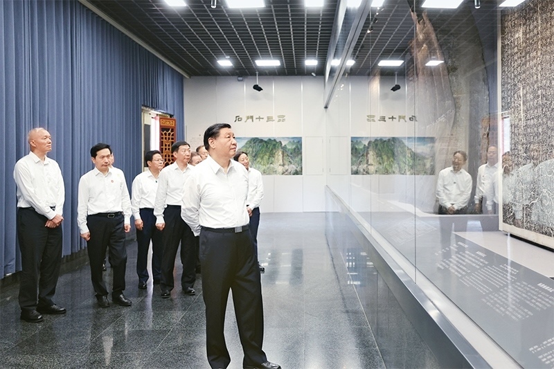 2023年7月29日，中共中央總書(shū)記、國(guó)家主席、中央軍委主席習(xí)近平在四川考察結(jié)束返京途中，來(lái)到陜西省漢中市考察。這是習(xí)近平參觀漢中市博物館有關(guān)歷史文物展陳。 新華社記者 鞠鵬/攝