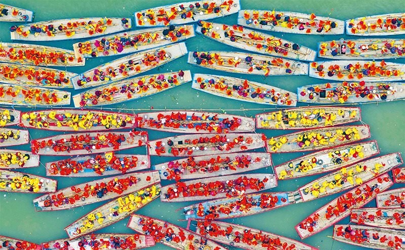 溱潼會船由南宋相沿至今，歷經(jīng)數(shù)百年傳承，被列入國家級非物質(zhì)文化遺產(chǎn)名錄。圖為2024年4月6日在江蘇省泰州市姜堰區(qū)溱湖國家濕地公園參加會船表演的船只。 新華社發(fā) 湯德宏/攝