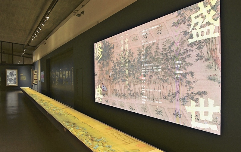 “中國歷代繪畫大系”，是習(xí)近平總書記親自批準(zhǔn)、高度重視的一項規(guī)模浩大、縱貫歷史、橫跨中外的國家級重大文化工程。圖為中國國家版本館杭州分館展示的“盛世修典——‘中國歷代繪畫大系’”收錄的數(shù)字化古畫（2023年5月31日攝）。 新華社記者 翁忻旸/攝