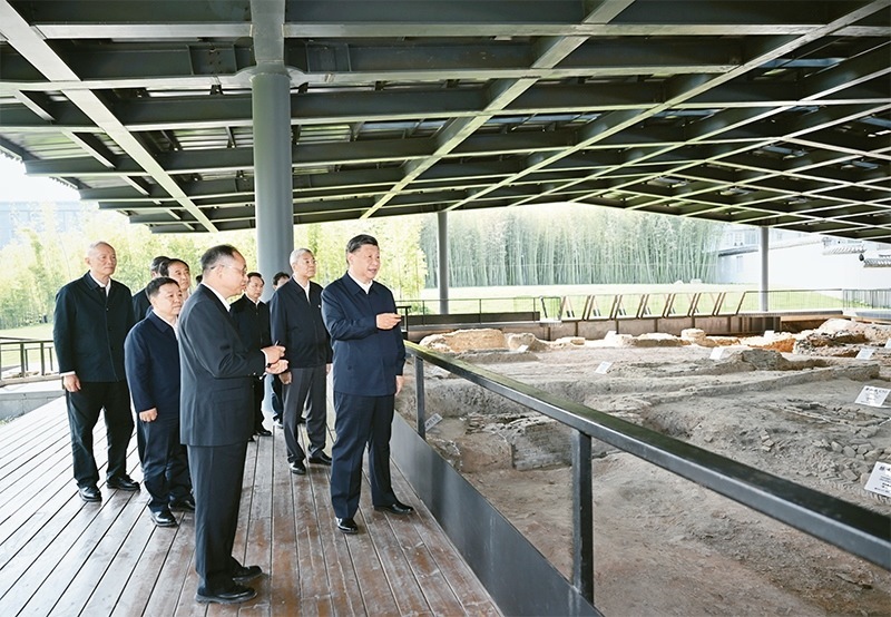 2023年10月10日至13日，中共中央總書(shū)記、國(guó)家主席、中央軍委主席習(xí)近平在江西考察。這是11日上午，習(xí)近平在景德鎮(zhèn)市陶陽(yáng)里歷史文化街區(qū)南麓遺址考察。 新華社記者 謝環(huán)馳/攝