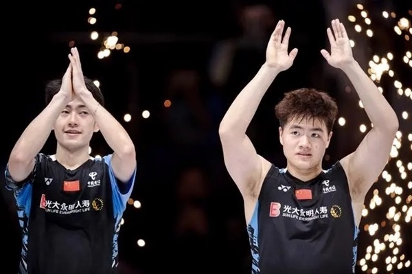 4月14日，梁偉鏗（右）/王昶在頒獎(jiǎng)儀式上。 新華社記者 江漢攝