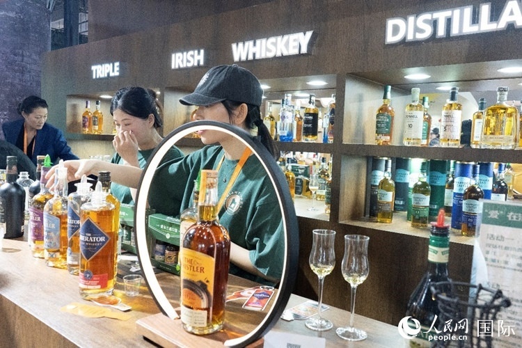 第四屆中國國際消費品博覽會愛爾蘭國家館內(nèi)的參展商。人民網(wǎng) 常沙攝