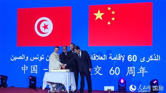 與會嘉賓共同切紀(jì)念蛋糕，從左至右分別為突尼斯國家旅游局局長侯賽因、突尼斯駐華大使阿迪勒·阿拉比、外交部副部長鄧勵、中國人民對外友好協(xié)會副會長李希奎。人民網(wǎng)記者 萬宇攝