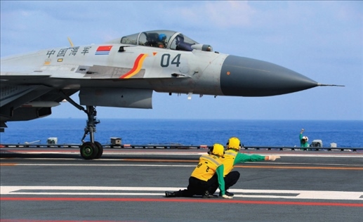 遼寧艦起飛助理作出放飛手勢(shì)，殲-15艦載戰(zhàn)斗機(jī)起飛（2020年4月攝）。張凱攝