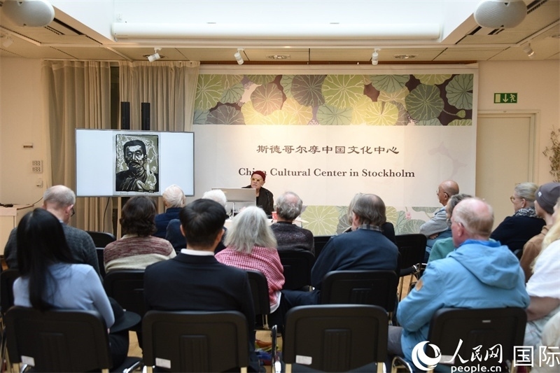 托斯頓·朱雷爾介紹其收藏的中國版畫作品。人民網(wǎng)記者殷淼攝