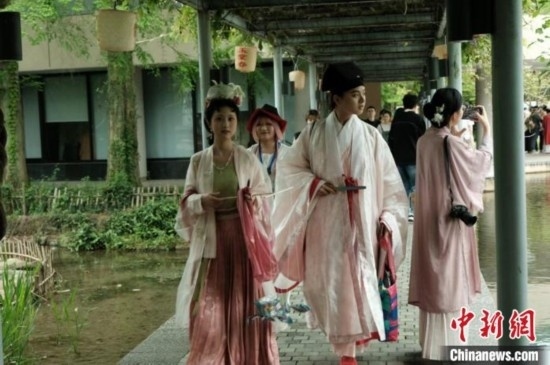 年輕人盛裝過(guò)“漢服節(jié)”。毛瑜 攝