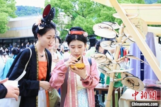 漢服愛(ài)好者逛集市。中國(guó)絲綢博物館 供圖