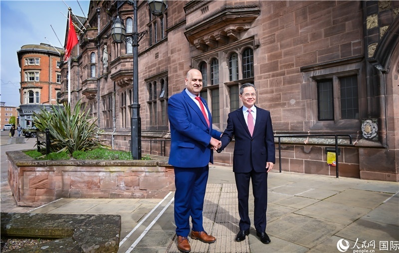 圖為中國駐英國大使鄭澤光在考文垂市政廳會見現(xiàn)場。人民網(wǎng) 郭錦標(biāo)攝