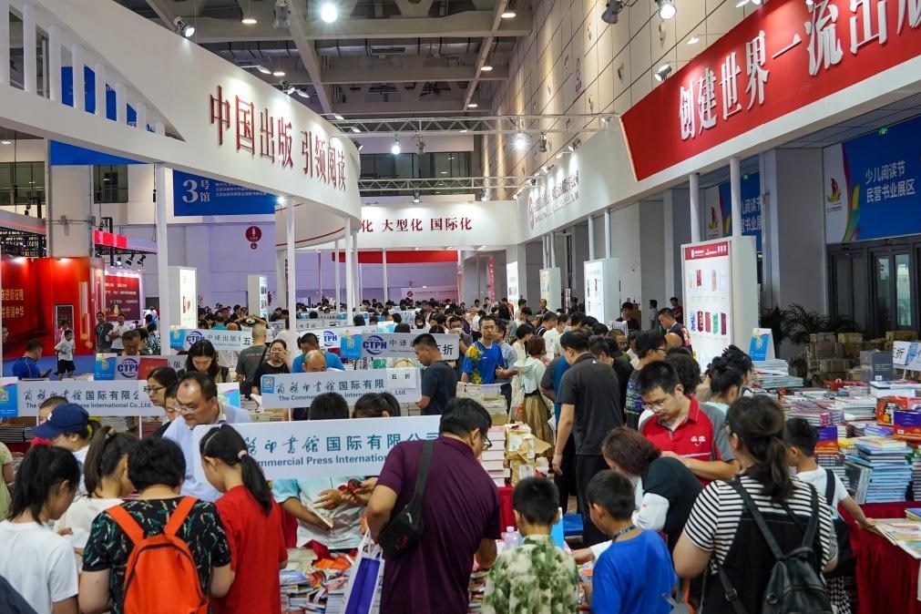 2023年7月31日，在第31屆全國圖書交易博覽會上，讀者在閱覽選購新書。新華社記者 朱崢 攝