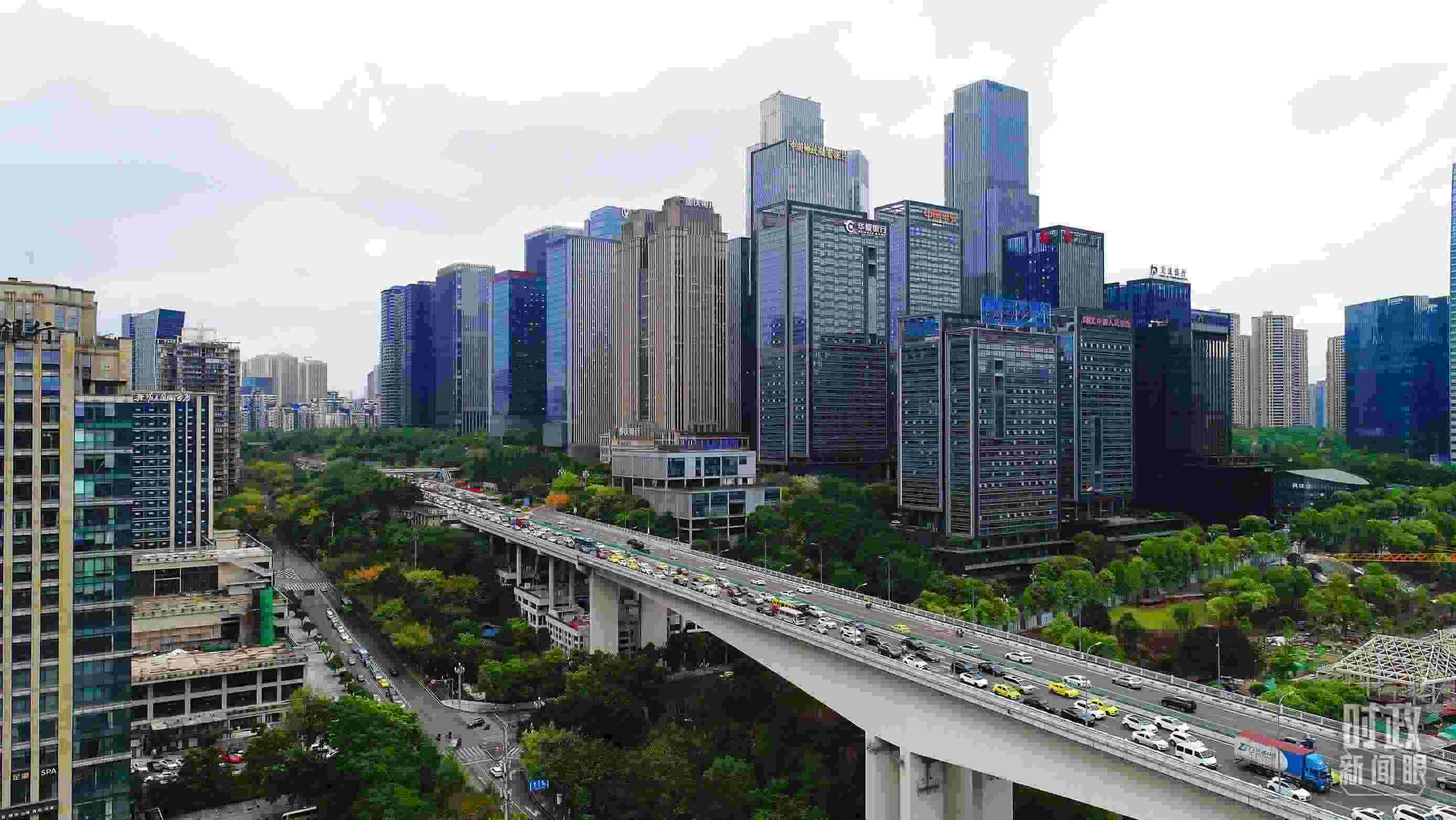 △重慶市數(shù)字化城市運行和治理中心。（總臺記者于濱拍攝）