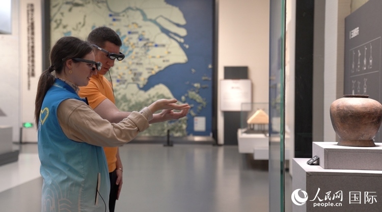 人民網(wǎng)外籍專家在良渚博物院體驗(yàn)AR眼鏡。人民網(wǎng)記者 袁蒙攝