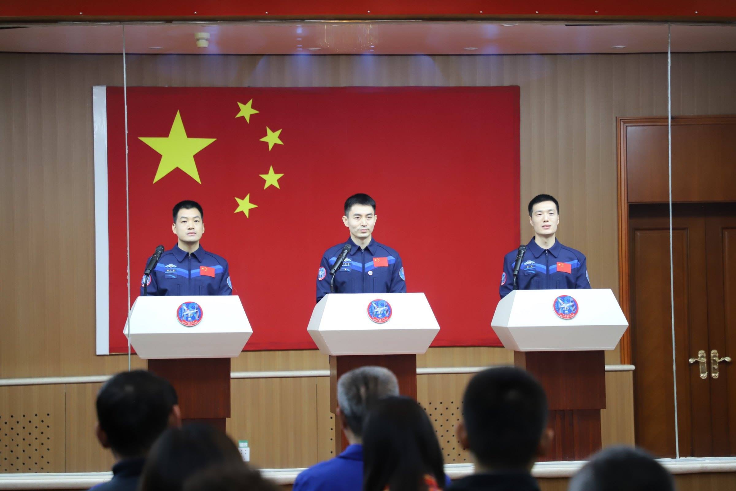 神舟十八號航天員與中外媒體記者集體見面。人民網記者 黃帆攝