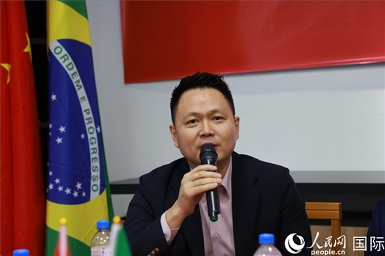 中國(guó)駐里約熱內(nèi)盧總領(lǐng)館副總領(lǐng)事王尉育在座談會(huì)上致辭。人民網(wǎng)記者 陳海琪攝