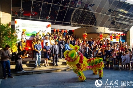 巴西民眾在里約天文館前觀看舞獅表演。四川省文化和旅游廳供圖。