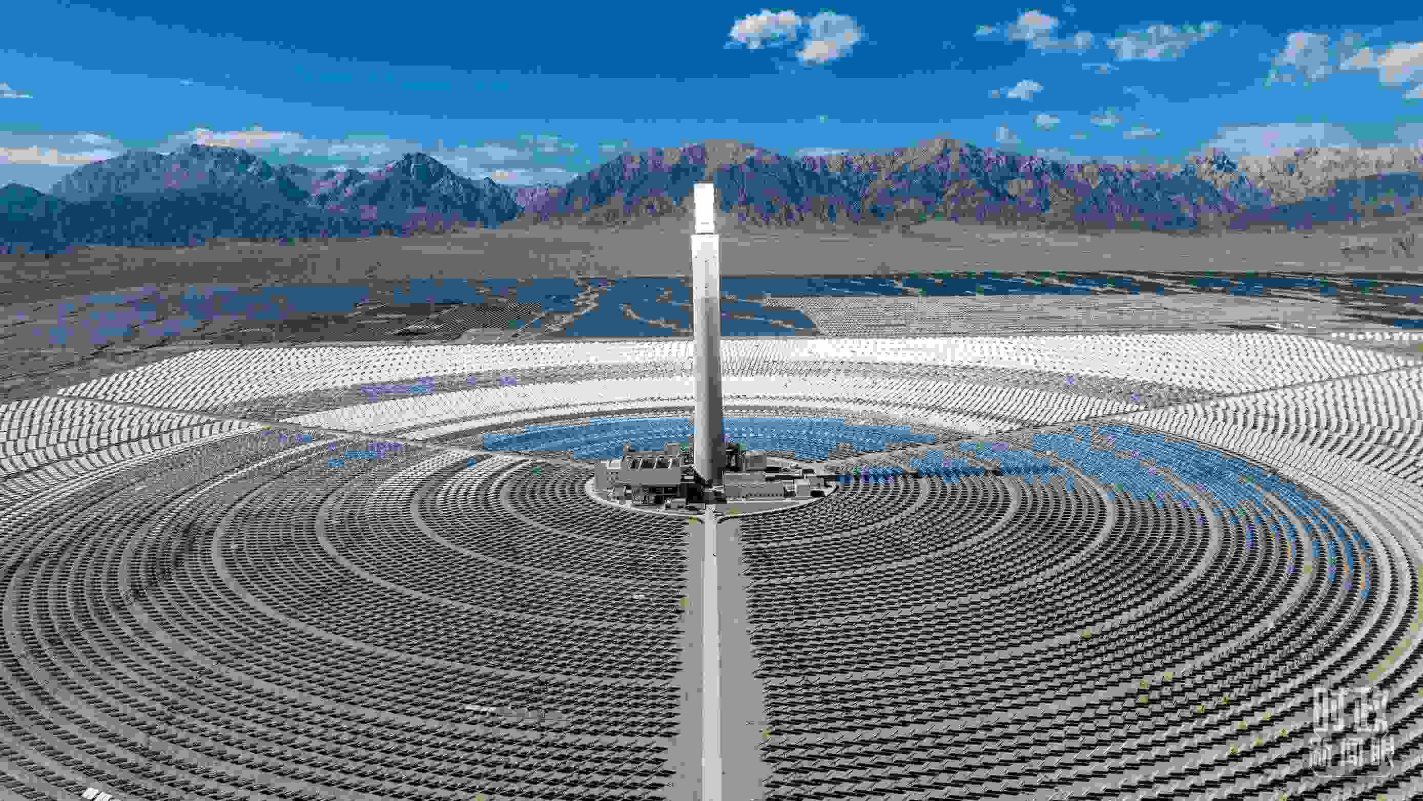 △青海海西德令哈塔式熔鹽儲(chǔ)能光熱發(fā)電廠。（圖/視覺中國）