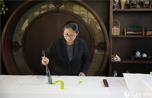 緬甸駐華大使館副館長、公使銜參贊杜欣瑪泰參加《五百筆·瀾湄合作》集體藝術創(chuàng)作。人民網王婧攝