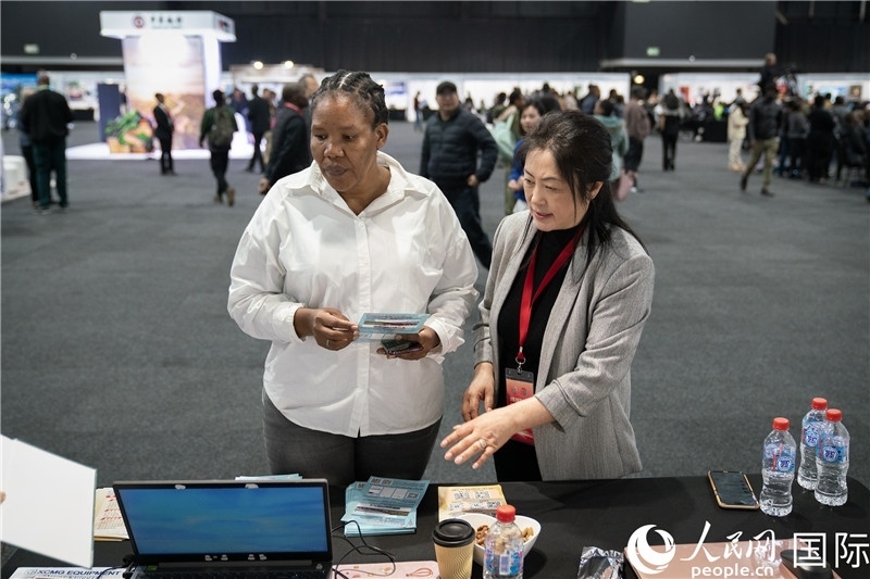 中企工作人員和當?shù)厍舐氄呓徽?。希拉茲攝