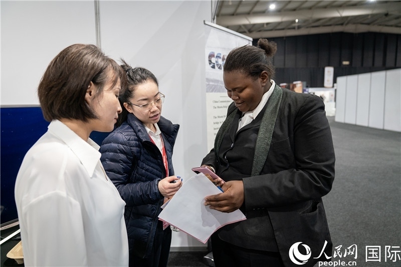 中企工作人員和當?shù)厍舐氄呓徽?。希拉茲攝