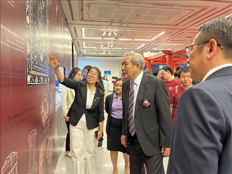 工作人員為泰國(guó)前副總理、泰中文化促進(jìn)委員會(huì)主席披尼講解展覽內(nèi)容。中國(guó)駐泰國(guó)大使館供圖