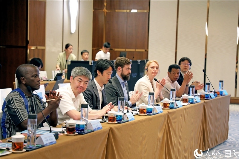 參加產(chǎn)業(yè)對接會的各國駐華使節(jié)。人民網(wǎng)記者趙益普攝