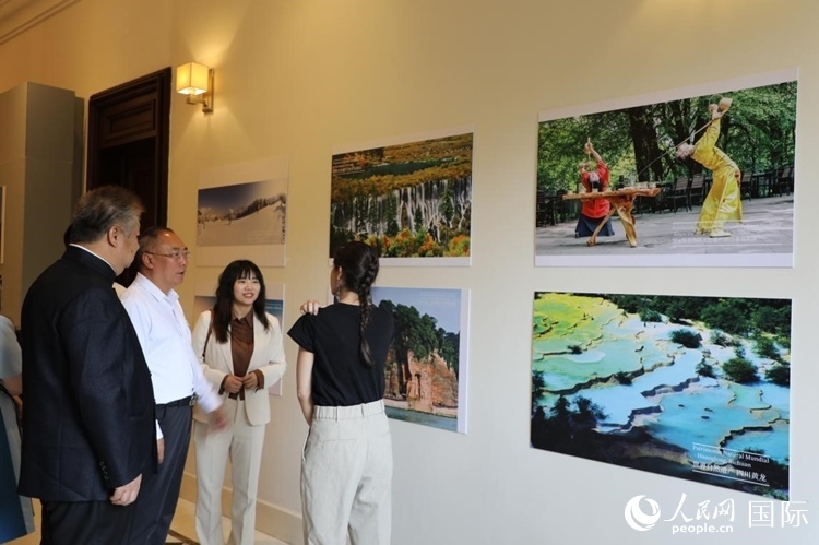 四川省文化和旅游廳副廳長王成平、墨西哥松林文化中心展覽部主任盧西亞·恩里克斯·岡薩雷斯·薩拉維亞、墨西哥中國文化中心主任石岳文參觀圖片展。拍攝者為墨西哥分社外籍雇員埃內(nèi)斯托·多明戈斯