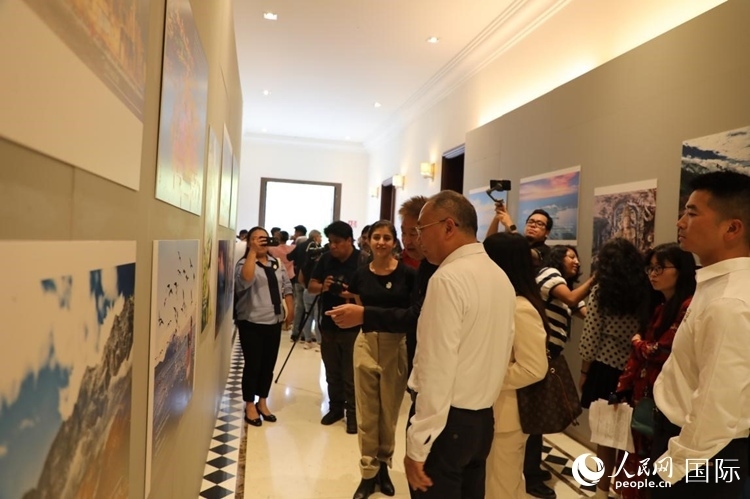 參觀者在圖片展活動現(xiàn)場。拍攝者為墨西哥分社外籍雇員埃內(nèi)斯托·多明戈斯