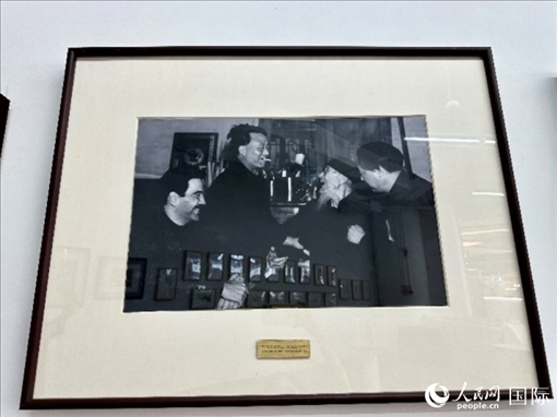 萬(wàn)徒勒里（左一）與艾青、蕭三、齊白石的老照片。人民網(wǎng)記者 周雨攝