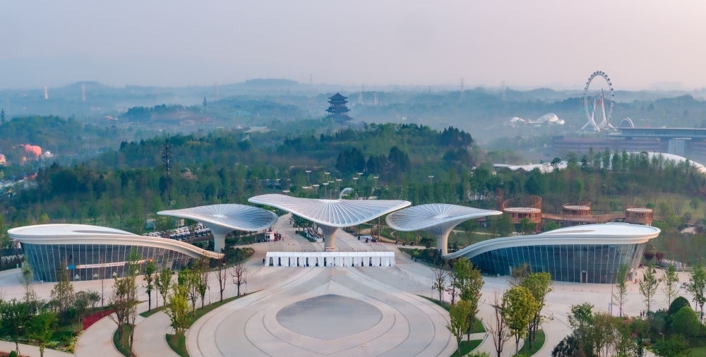 這是成都世園會(huì)主會(huì)場(chǎng)入口（無(wú)人機(jī)照片，2024年4月14日攝）。新華社記者 江宏景 攝