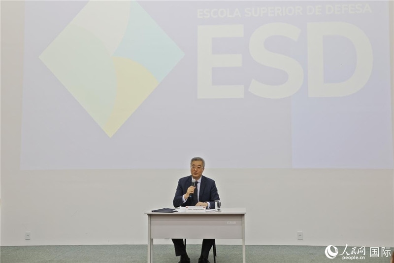 當地時間4月23日，中國駐巴西大使祝青橋應邀在巴西高等防務學院作專題講座，全面介紹中國外交和國防政策、經濟形勢及中巴關系前景。 人民網記者 陳一鳴攝