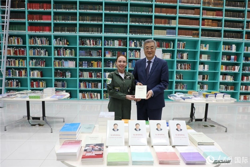 授課后，中國駐巴西大使祝青橋向巴西高等防務學院圖書館捐贈了150本書籍。圖為祝青橋和巴西高等防務學院院長卡拉·利里奧·馬丁斯在圖書捐贈儀式上。 人民網記者 陳一鳴攝