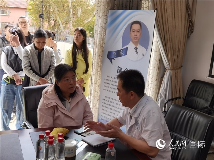 中醫(yī)專家為當?shù)厝A僑華人提供中醫(yī)咨詢和診療服務(wù)。 （本報記者 楊謳 攝）