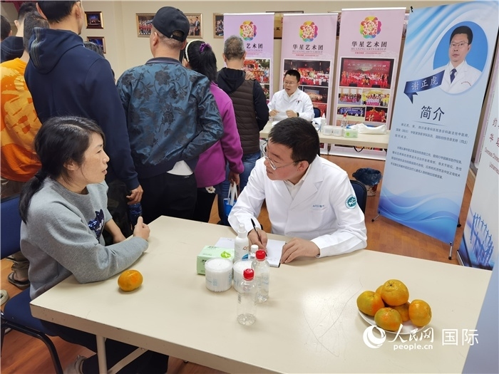 中醫(yī)專家為當?shù)厝A僑華人提供中醫(yī)咨詢和診療服務(wù)。 （本報記者 楊謳 攝）