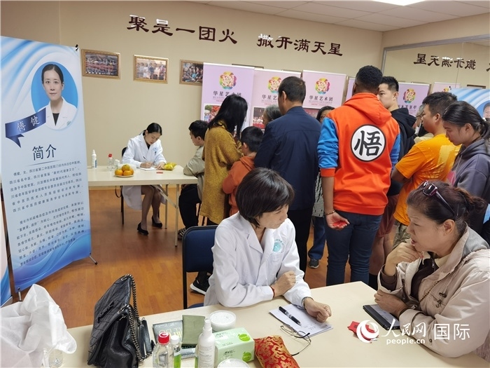 中醫(yī)專家為當?shù)厝A僑華人提供中醫(yī)咨詢和診療服務(wù)。 （本報記者 楊謳 攝）