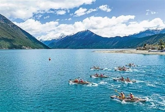 2024年4月20日，2024年巴松措國際漂流公開賽的選手在比賽中。 新華社記者 孫非攝