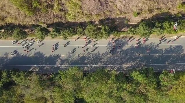1月6日，健身愛好者在徒步活動中（無人機照片）。新華社記者 黃國保攝