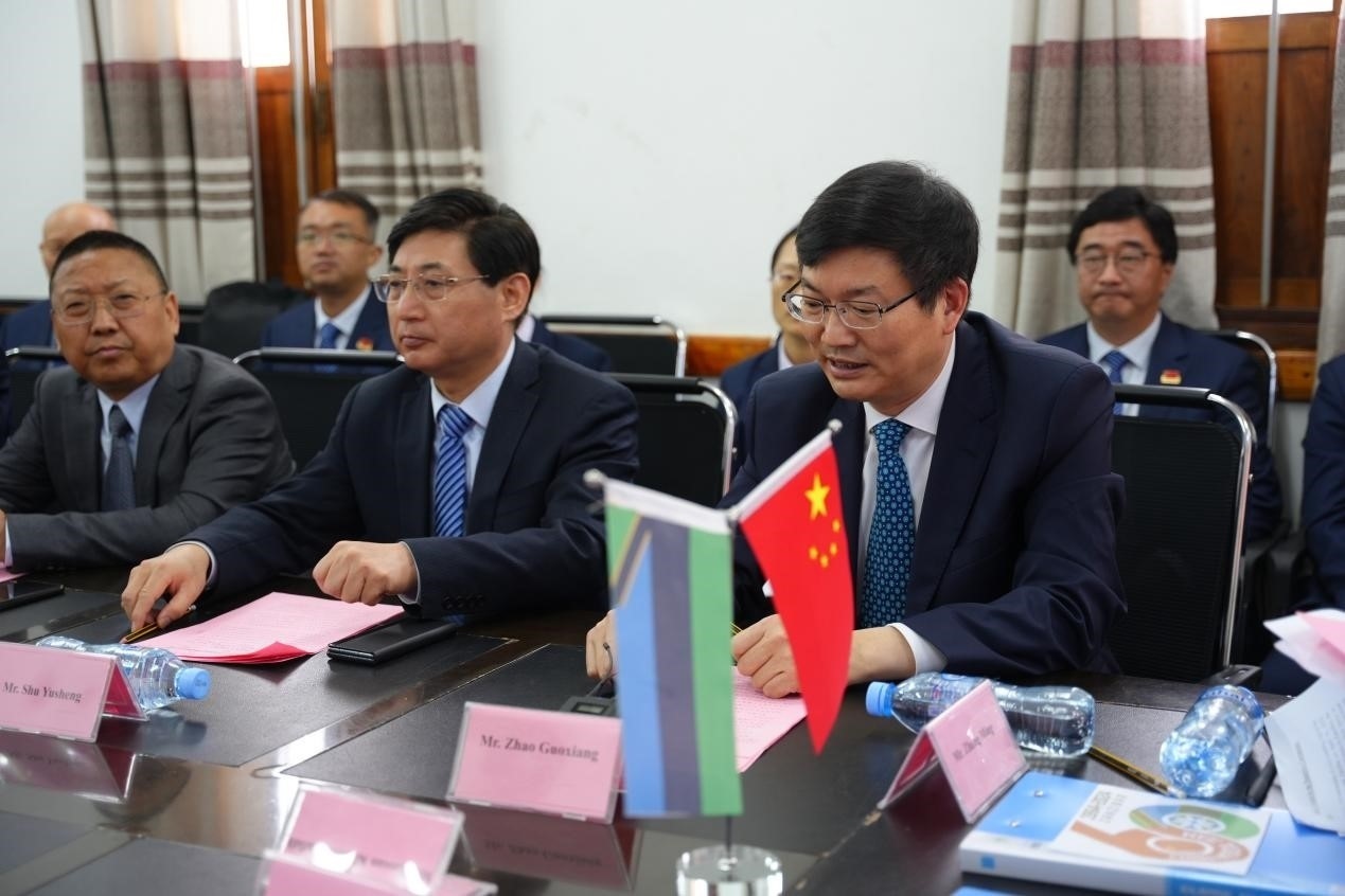 揚州市衛(wèi)健委黨委書記趙國祥在衛(wèi)生部捐贈儀式上發(fā)言。中國援桑醫(yī)療隊供圖