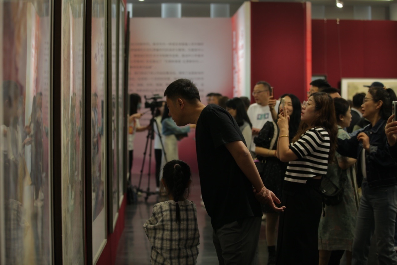 嘉賓及教研員、教師代表參觀展覽。主辦方供圖